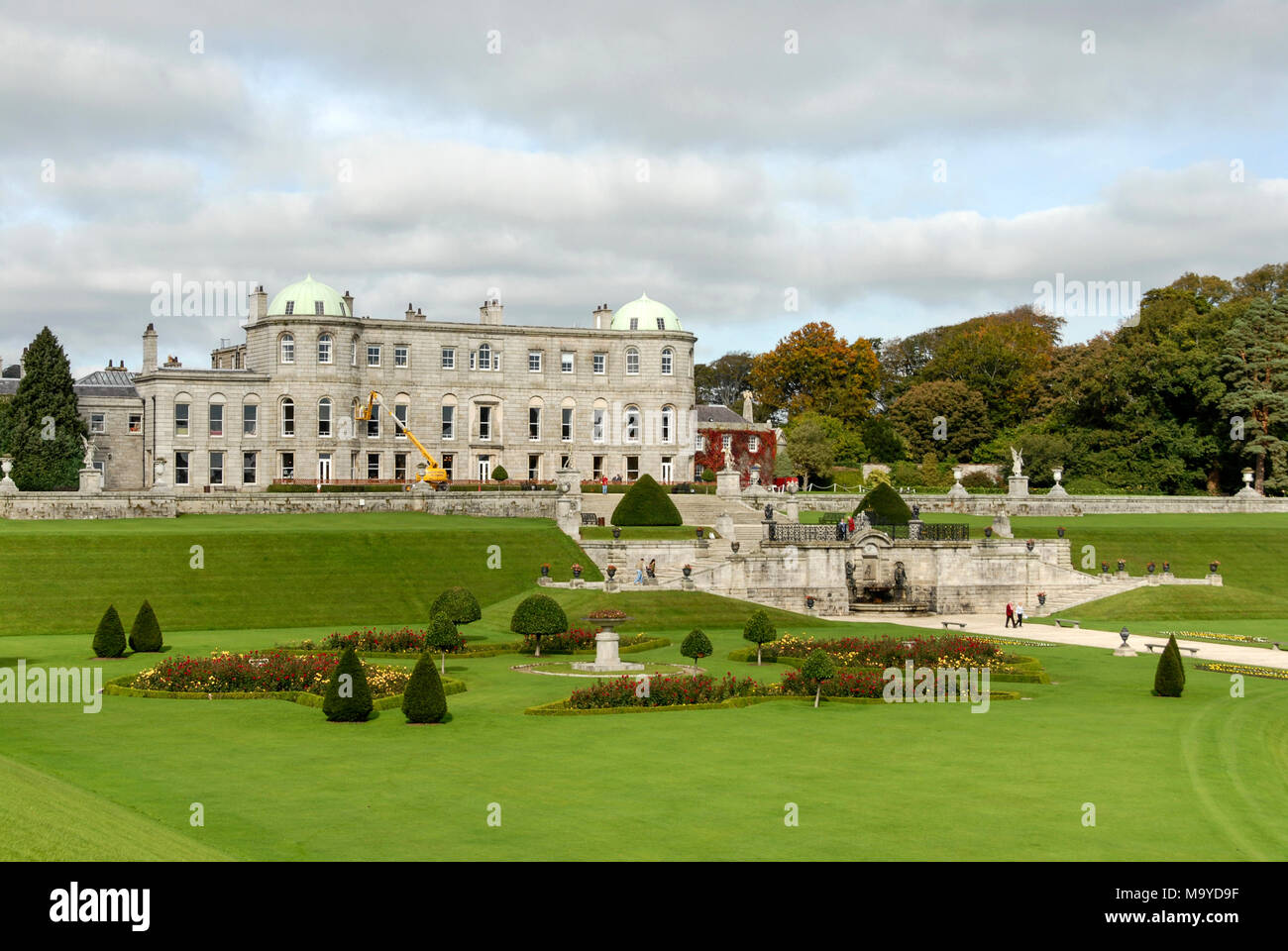 Powerscourt House et ses vastes jardins sur le domaine Powerscourt près du village d'Enniskerry dans le parc national des montagnes Wicklow, au sud de Dublin, Banque D'Images