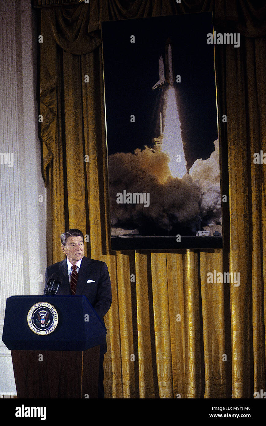 Washington, DC., USA, 25 juin 1985, le président Ronald Reagan parle du programme de la navette spatiale dans l'East Room de la Maison Blanche. C'était pour la sélection finale pour un enseignant d'aller dans l'espace sur la navette. Christa McAuliffe a été choisi comme l'enseignant d'aller dans l'espace. Elle est morte quand la navette Challenger a explosé en 1986. Credit : Mark Reinstein/MediaPunch Banque D'Images