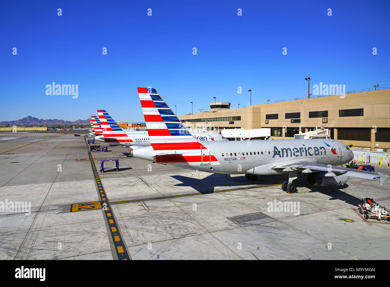 Vue d'avions d'American Airlines (AA) la queue à l'embarquement à l'aéroport international Sky Harbor de Phoenix (PHX) dans l'Arizona. Banque D'Images
