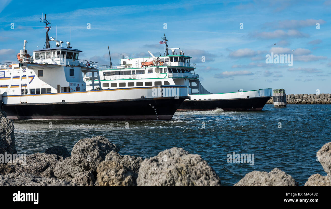 Cedar Harbour, North Carolina ferries avec brise-lames de pierre en attente avant de prendre les passagers à Ocracoke Island dans les Outer Banks. Banque D'Images