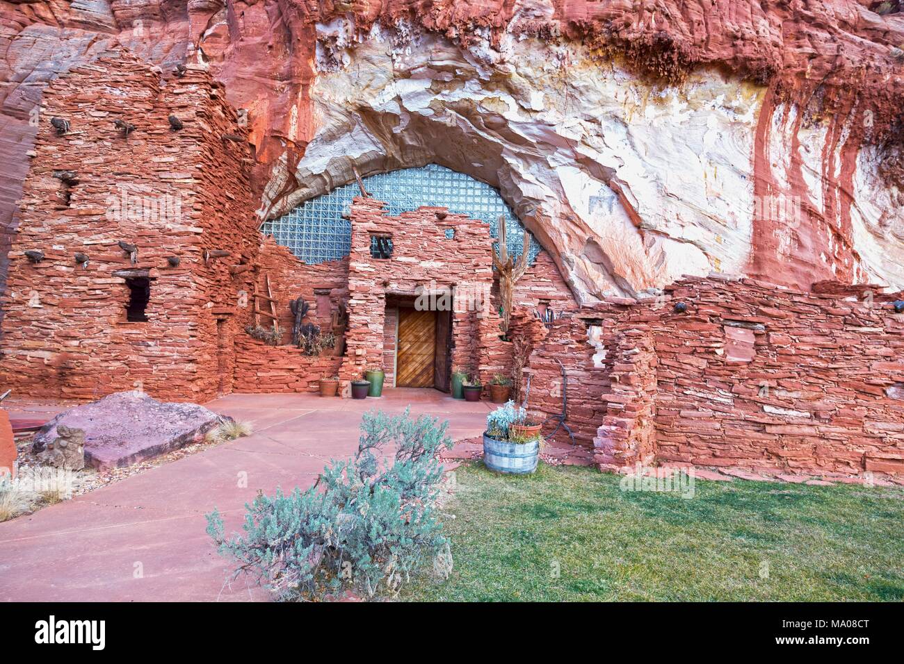 Moqui (Moki) Cave Shelter and Food Store Archaeology Ruins in Sandstone Cliffs près de Kanab Utah, autrefois utilisé par Anasazi Hopi Native Tribe Banque D'Images