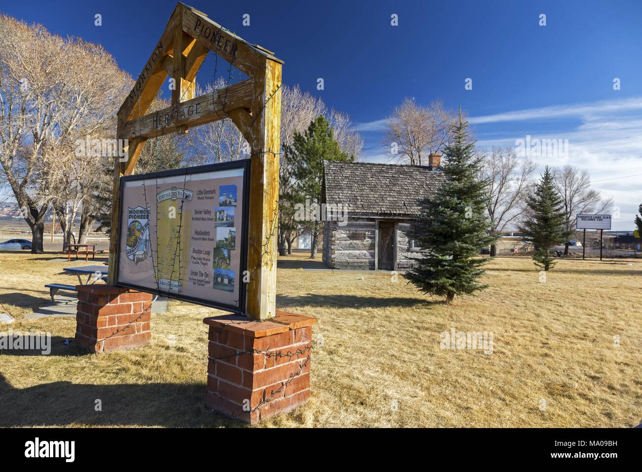 Inscrivez-table en face d'Old Wild West Log Cabin en Mormon Pioneer Heritage Park, près de Ville de Panguitch, Utah USA sud-ouest Banque D'Images