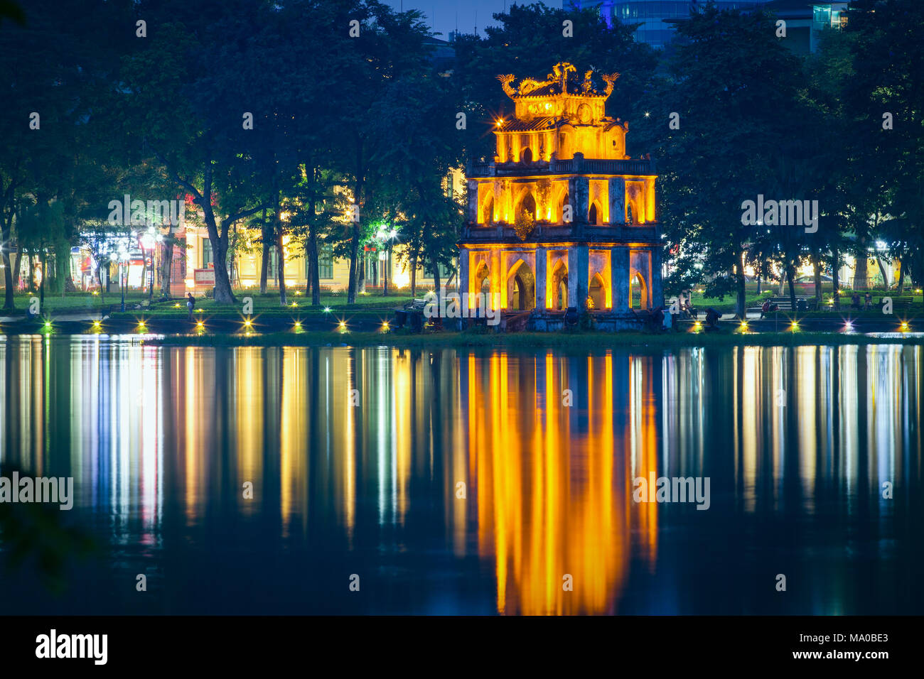 Vue de nuit de la tour de la tortue en milieu du lac Hoan Kiem (lac de l'épée restituée) au centre historique de Hanoi au Vietnam Banque D'Images