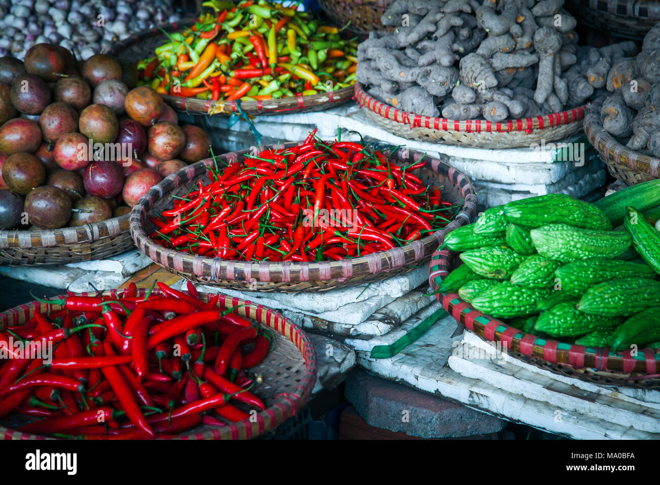 Les épices et les fruits tropicaux vendus au marché local à Hanoï (Vietnam) Banque D'Images