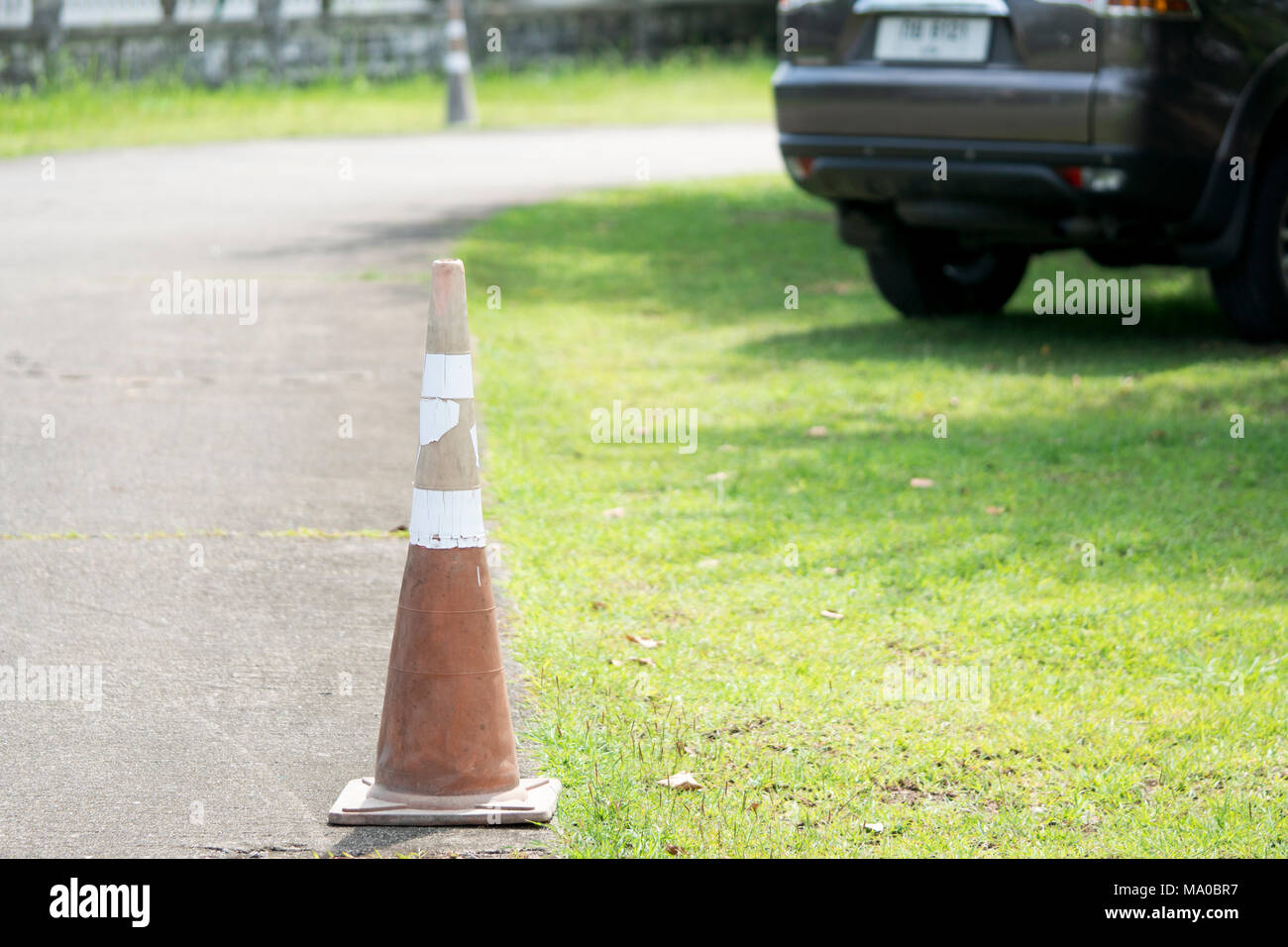Cônes de signalisation orange sur la rue Banque D'Images