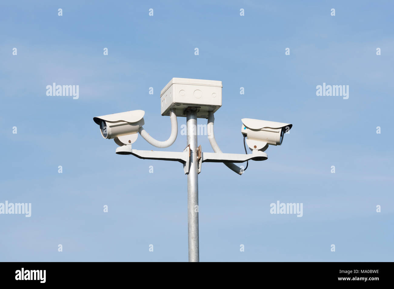 Caméra de sécurité CCTV sur fond bleu, la protection de la propriété Banque D'Images