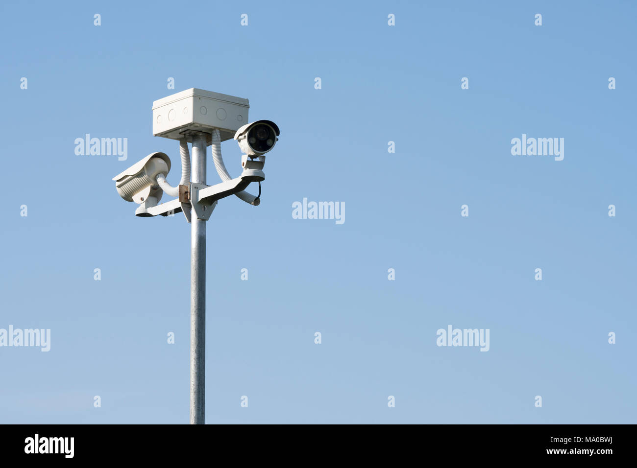 Une caméra de surveillance système de sécurité, sur fond bleu Banque D'Images