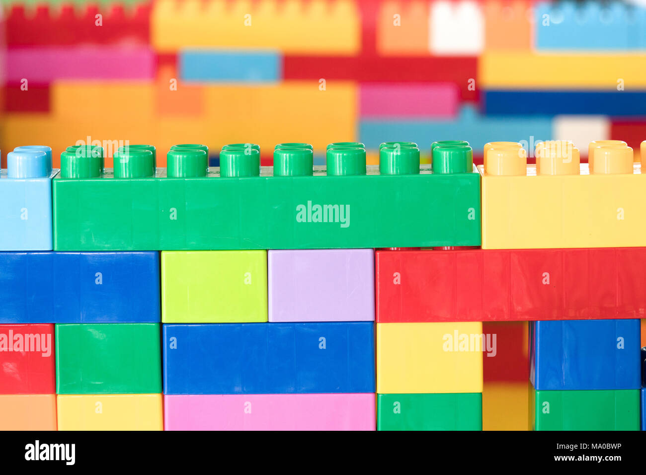 Colorful empilés blocs de construction en plastique jouet Banque D'Images