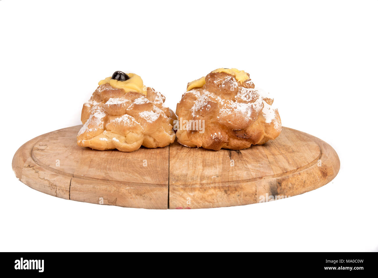 L'Zeppole composition dans l'affichage sur une plaque de bois Banque D'Images