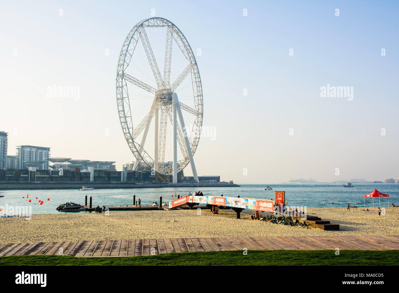 Dubaï, Émirats Arabes Unis - 8 mars, 2018 : JBR, Jumeira Beach Resort Beach avec Ain Dubai grande roue unis avenir atraction Banque D'Images