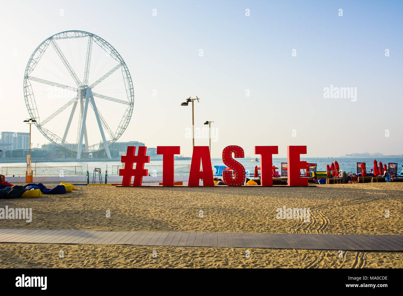 Dubaï, Émirats Arabes Unis - 8 mars, 2018 : # goût signe pour snack-bars à JBR, Jumeira Beach Resort Beach avec Ain Dubai, attraction future Banque D'Images