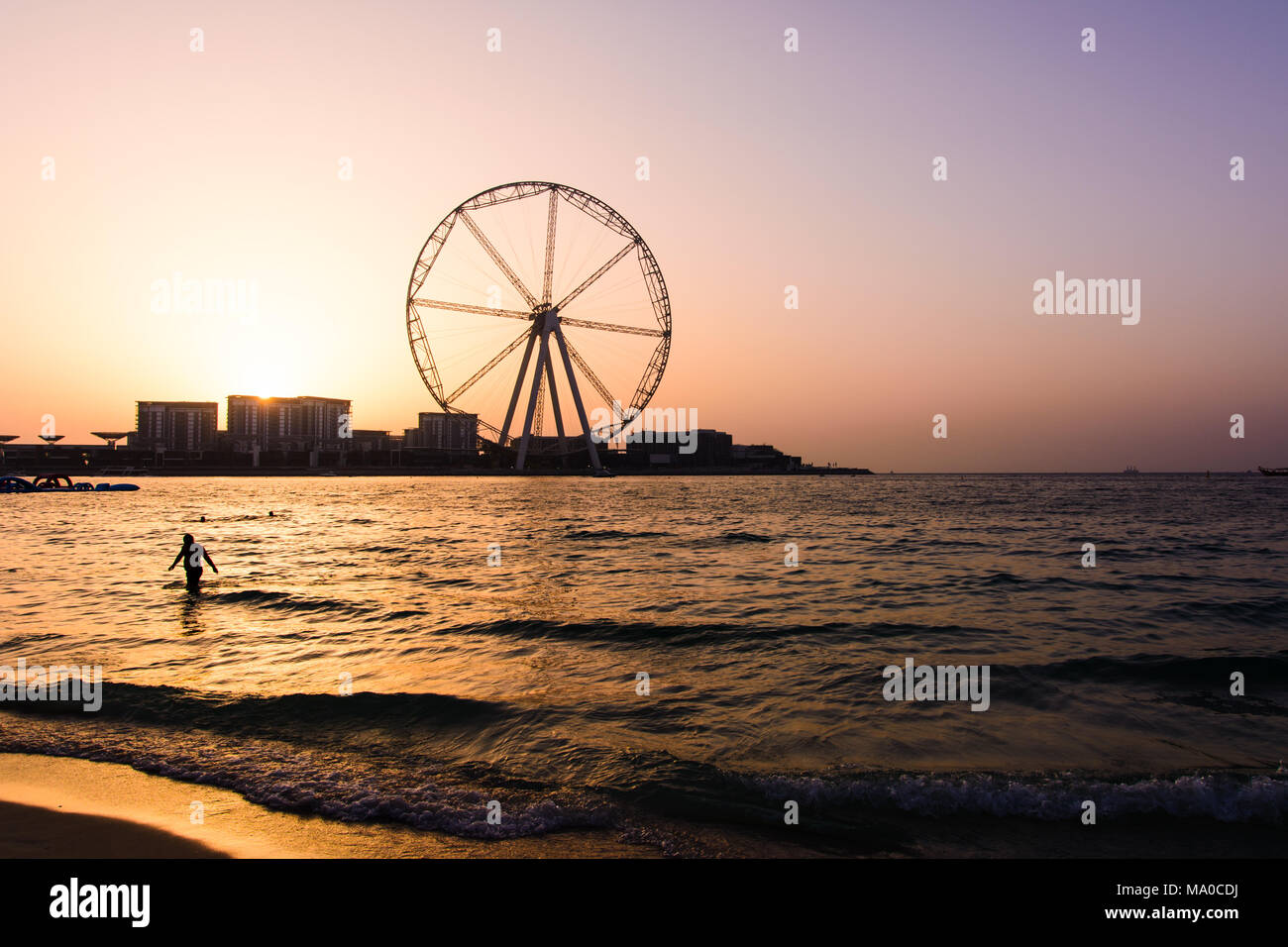 Dubaï, Émirats Arabes Unis - 8 mars, 2018 : JBR, Jumeira Beach Resort Beach avec Ain Dubai, future plus grande roue et d'attraction dans le monde Banque D'Images