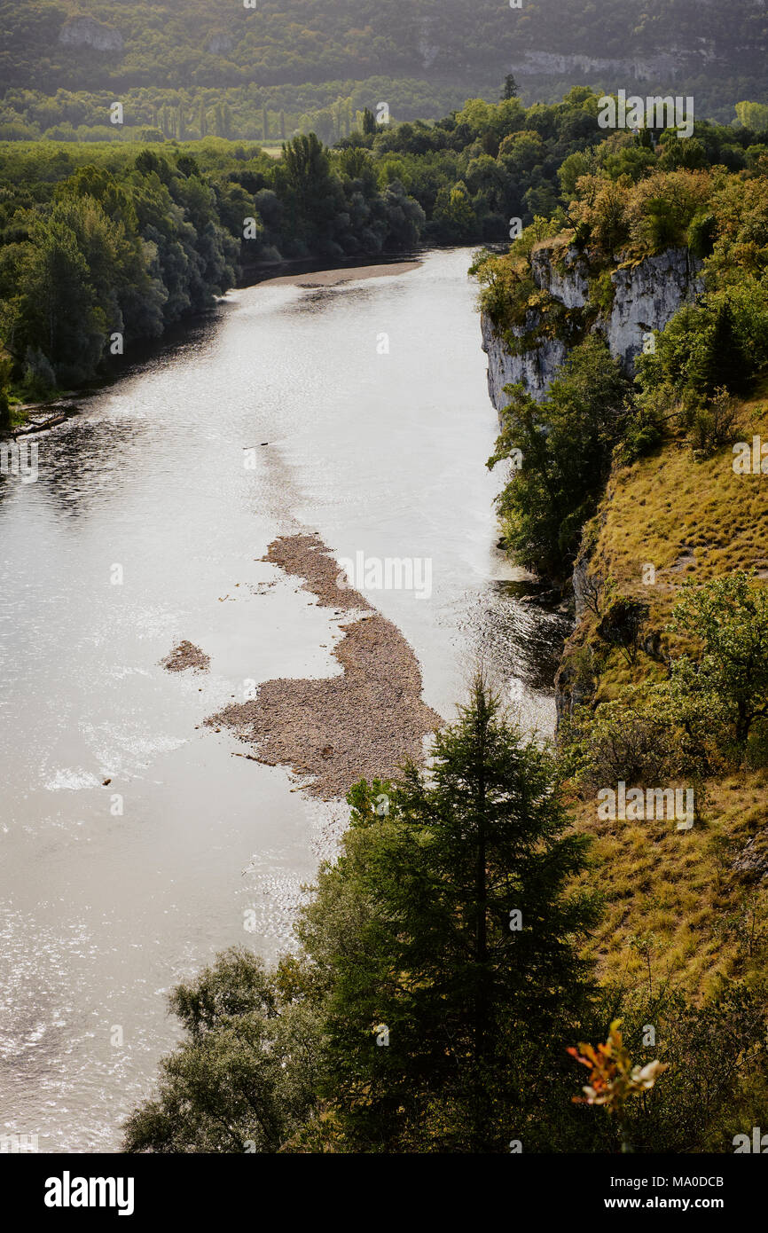La rivière du Lot qui coule à travers la campagne de calcaire du lot dans le sud-ouest de la France. Banque D'Images