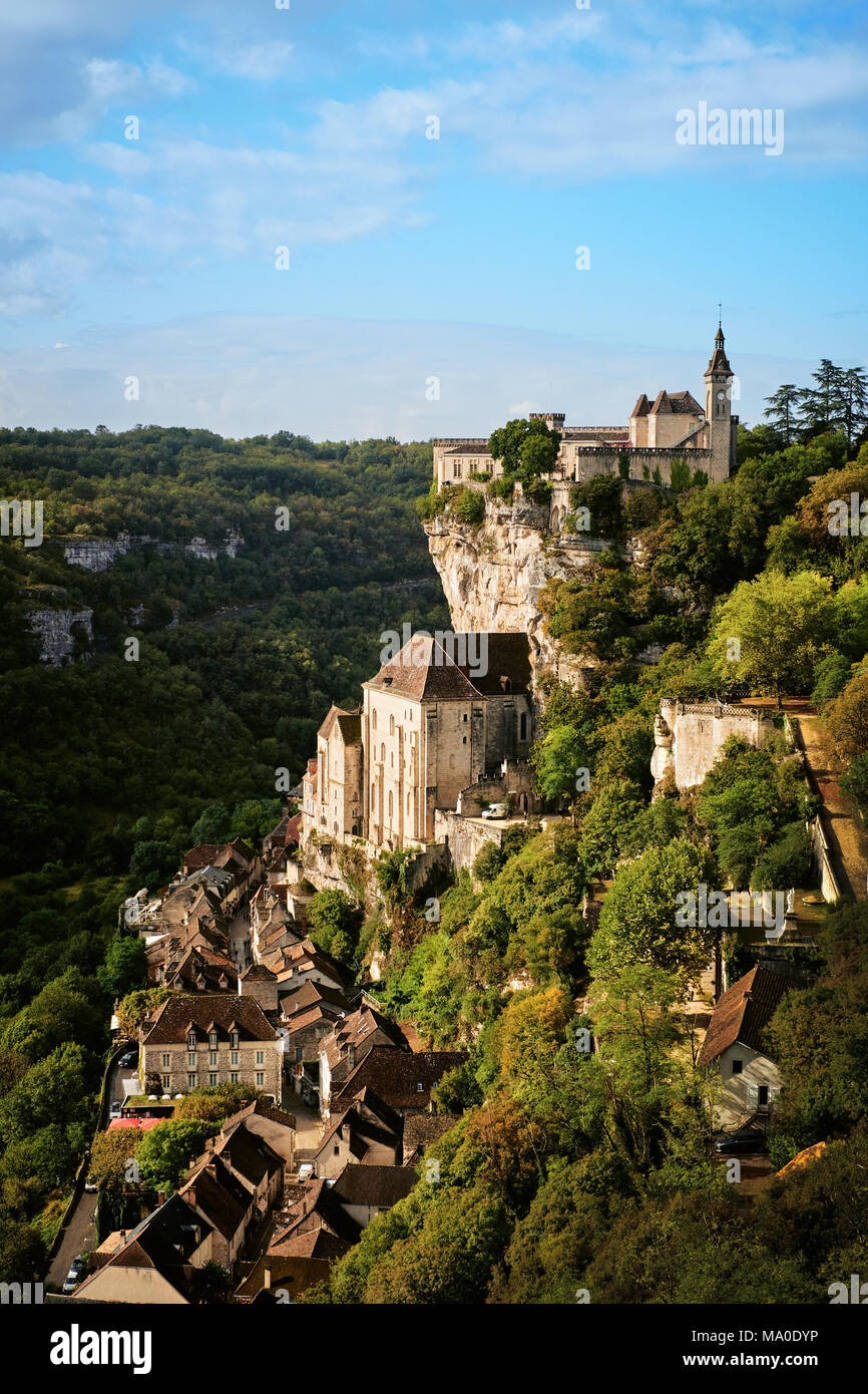 Falaise calcaire vertical Rocamadour village médiéval dans le centre-sud de la France. Connu pour la Cité Réligieuse complexe de bâtiments religieux. Banque D'Images Falaise calcaire vertical Rocamadour village médiéval dans le centre-sud de la France. Connu pour la Cité Réligieuse complexe de bâtiments religieux. Banque D'Images