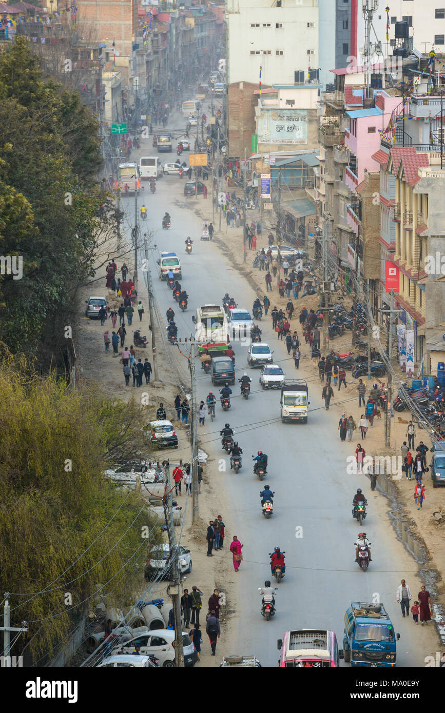 Katmandou, Népal - circa 2018 mars : le trafic et les piétons sur la route Boudhanath comme vu d'un point de vue. Banque D'Images
