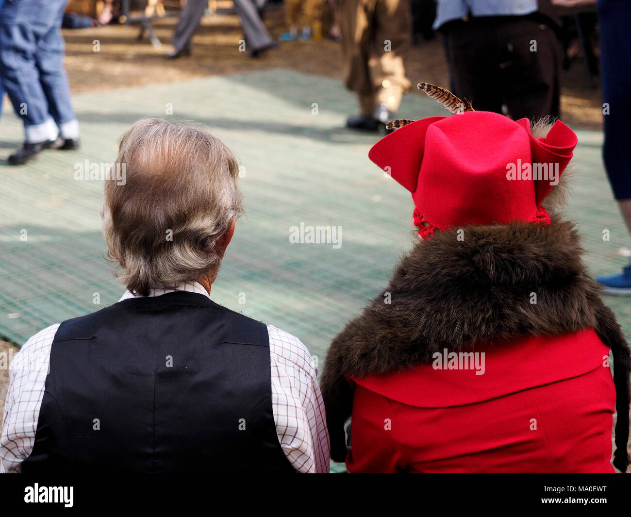 Un couple dans les vêtements des années 40, regardez la danse swing des années 40, lors d'un événement sur le North Norfolk en septembre 2017 les chemins de fer. Banque D'Images