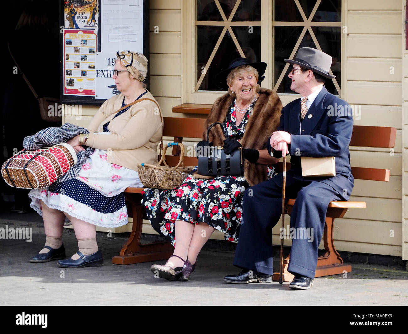 Visiteurs en 1940 les vêtements à Weybourne profitez de la Station 1940 événement tenu sur le North Norfolk en septembre 2017 les chemins de fer. Banque D'Images