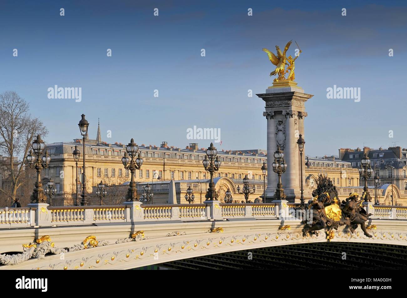 Pont Alexandre III pont enjambant la Seine. Décorée avec des lampes et des sculptures Art nouveau c'est la plus extravagante pont de Paris, Banque D'Images