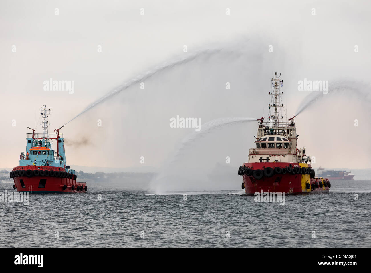 Thessalonique, Grèce - le 7 octobre 2017 : les navires d'incendie s'éteint au cours de l'eau jette sur un feu dans un exercice qui a eu lieu dans le port de Thessalonique Banque D'Images
