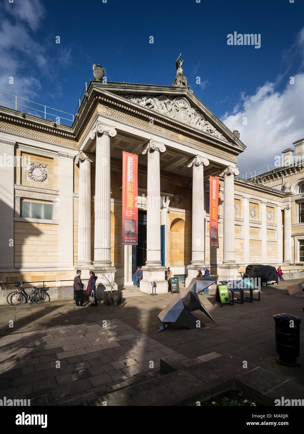 Oxford. L'Angleterre. L'Ashmolean Museum, l'entrée principale de l'extérieur. Façade néo-grec et portico par Charles Robert Cockerell construit en 1845. Banque D'Images