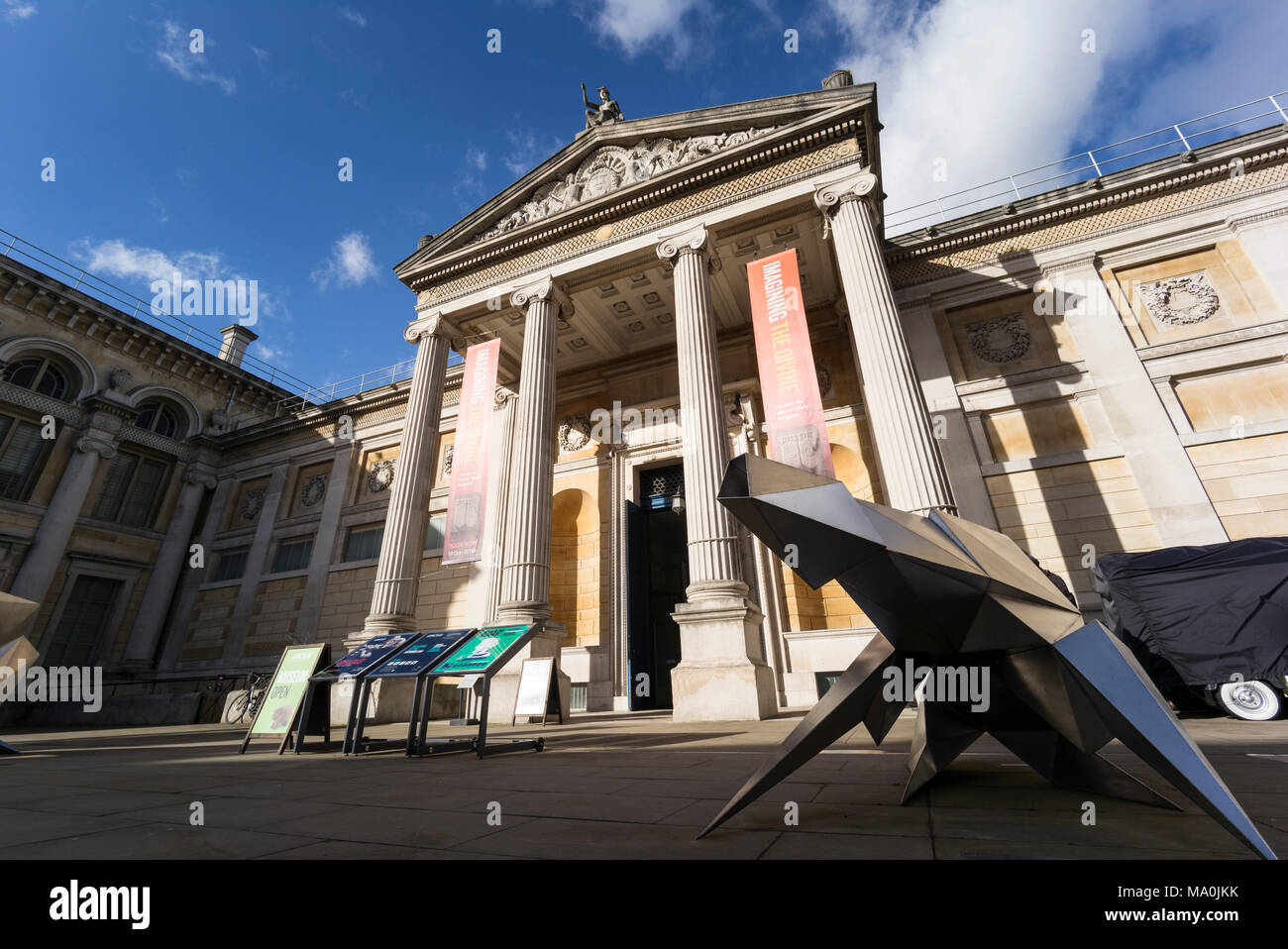 Oxford. L'Angleterre. L'Ashmolean Museum, l'entrée principale de l'extérieur. Façade néo-grec et portico par Charles Robert Cockerell construit en 1845. Banque D'Images