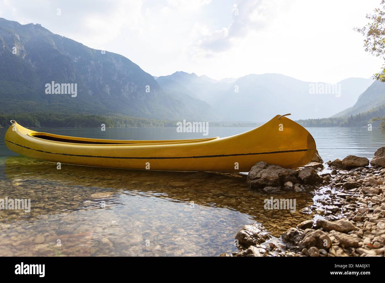 Canoë sur le lac de Bohinj, Alpes Juliennes, en Slovénie. Banque D'Images