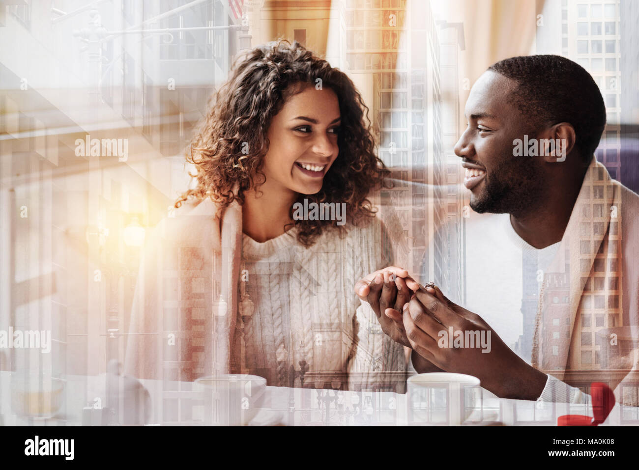 Smiling man mettre un anneau de mariage sur son doigt de womans Banque D'Images