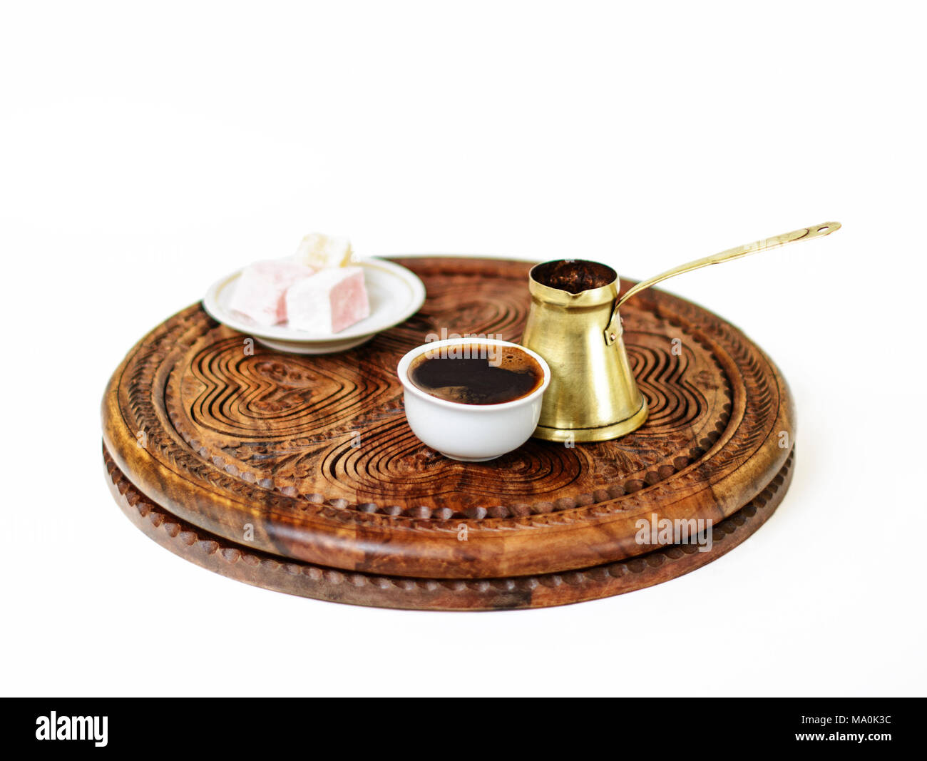 Le café turc servi de manière traditionnelle dans un fildzan. Elle a été faite dans le cezve laiton, servi avec quelques cubes de rahat lokum comme une douce collation. Banque D'Images