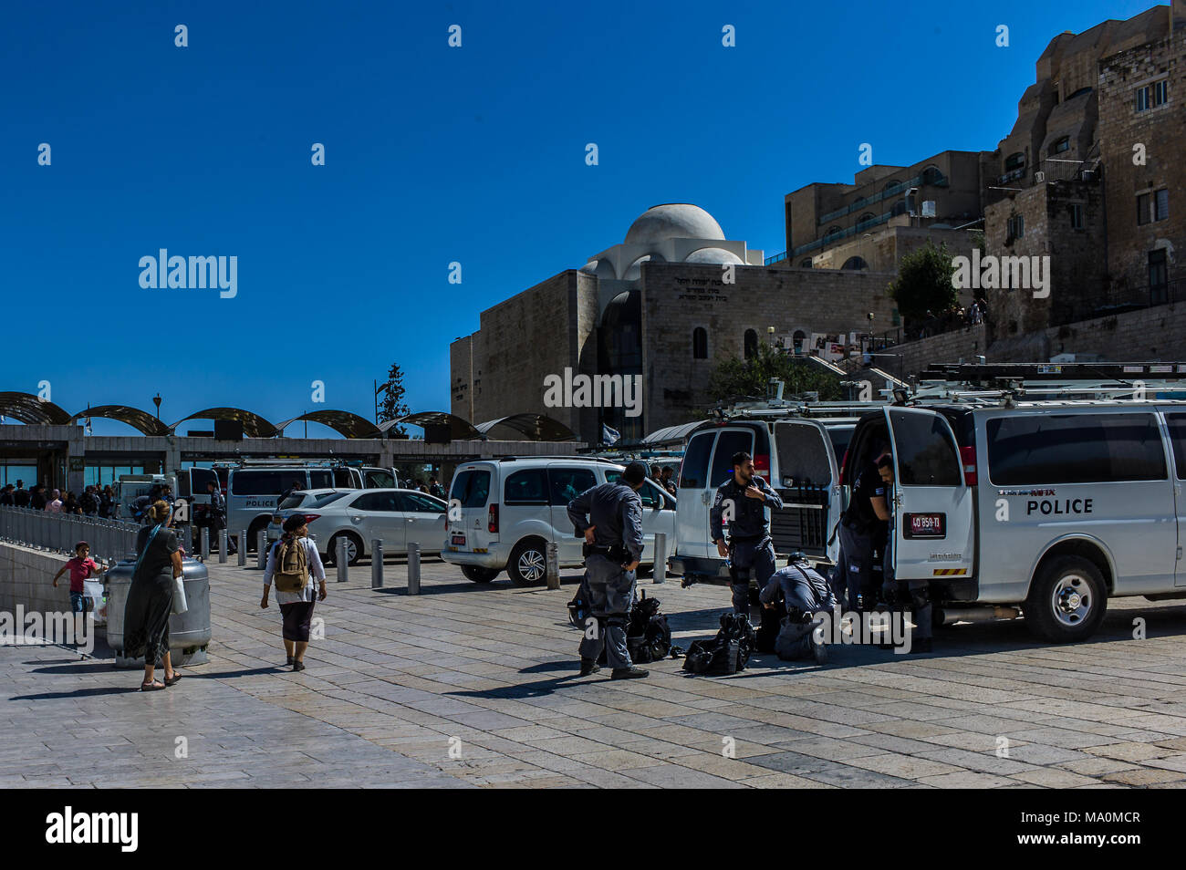 La police israélienne a enfiler leur tenue de combat avant d'entrer dans le complexe de la mosquée Al Aqsa pour la fin de prière de l'après-midi dans la vieille ville de Jérusalem. Après une série de protestations à propos de l'installation de détecteurs de métaux à l'entrée du site, la police et la présence militaire accrue de façon spectaculaire. Jérusalem est l'une des plus anciennes villes du monde, il est situé dans la région du Moyen-Orient, tant l'État de Palestine et Israël revendiquent la propriété de la ville et c'est la capitale officielle de l'état d'Israël. Banque D'Images