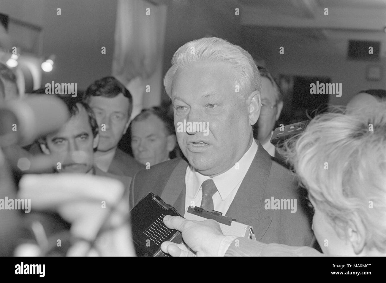 Moscou, Russie - le 28 mars 1991 : Le Président du Présidium du Soviet suprême de la RSFSR Boris Nikolaïevitch Eltsine parle aux correspondants en 3D au congrès extraordinaire des députés du peuple de la RSFSR russe. Banque D'Images