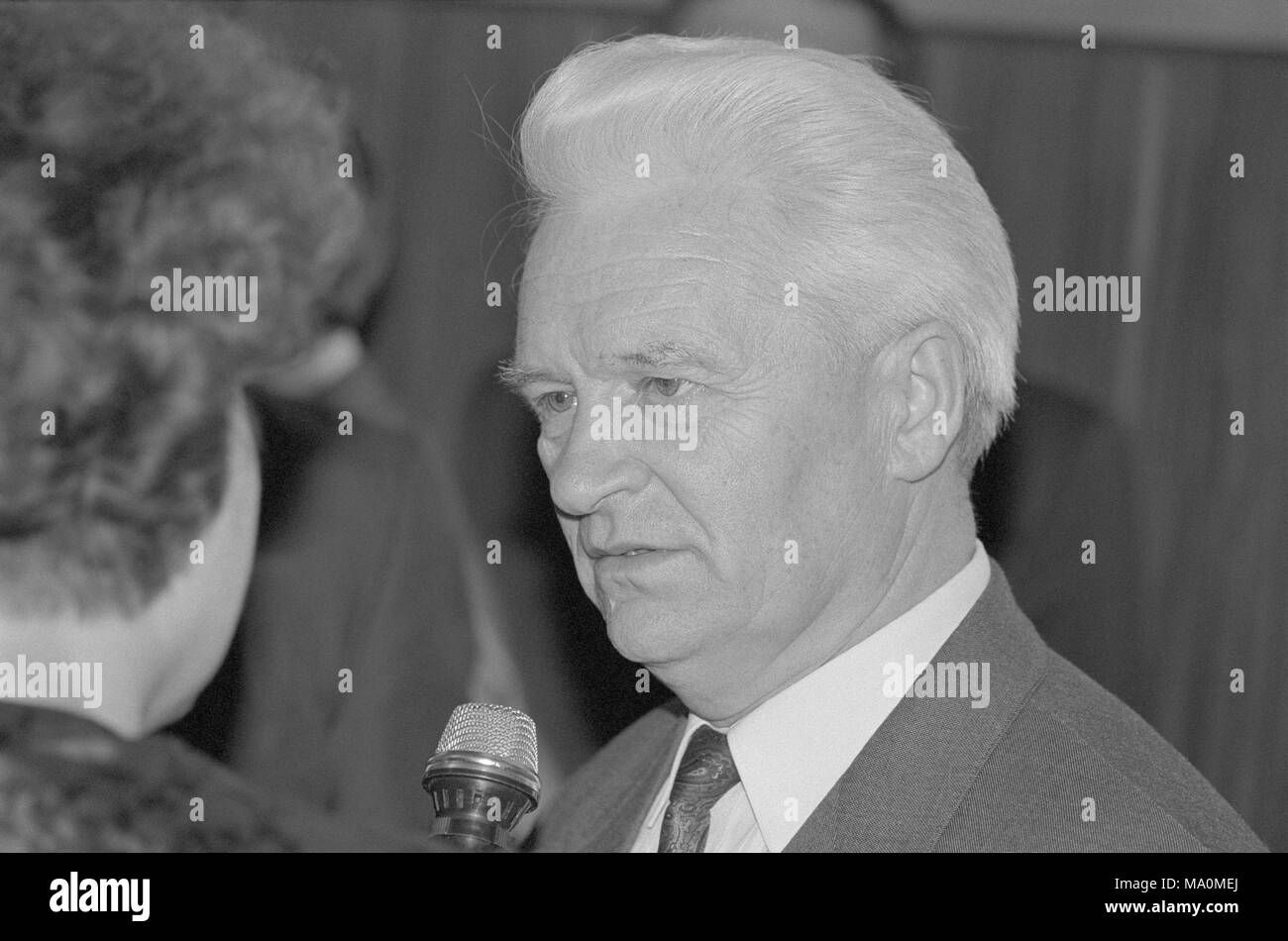 Moscou, Russie - Juillet 07, 1991 : Président du Conseil des ministres, Gouvernement de la RSFSR Ivan Stepanovitch Silayev parle à correspondant au 5e Congrès extraordinaire des députés du peuple de la RSFSR russe Banque D'Images