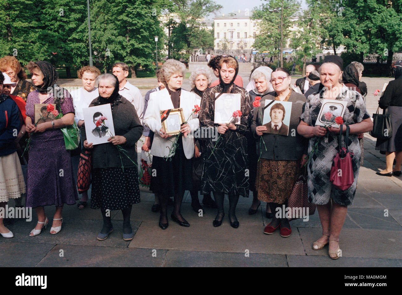 Moscou, Russie - le 10 juillet 1992, jour du souvenir des morts de soldats russes organisé par Comité des Mères de Soldats de Russie. Les mères tenant des portraits de leurs fils ont péri et des fleurs pour les déposer sur la tombe de soldat inconnu. Banque D'Images