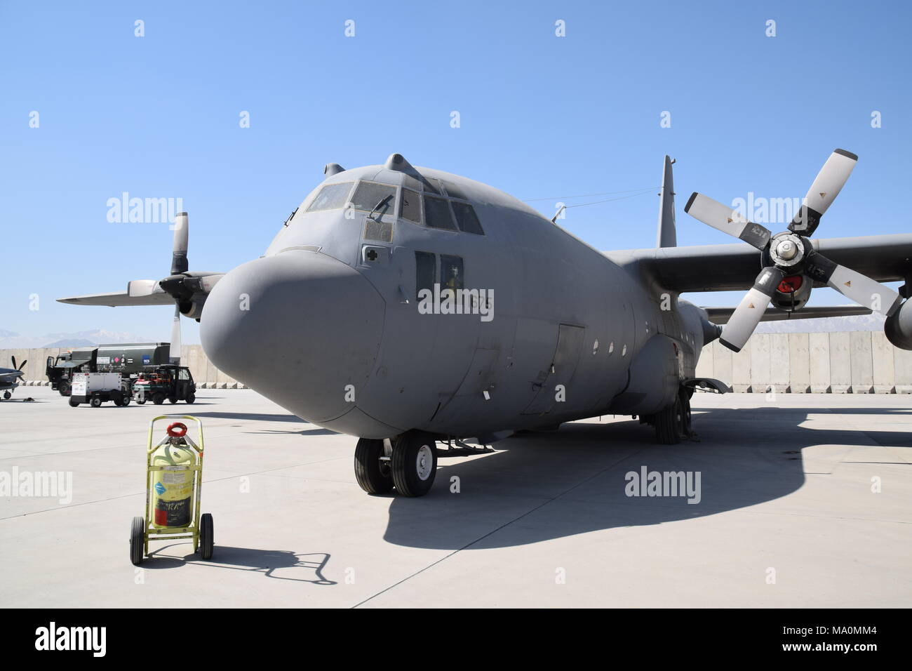 Un Lockheed C-130 Hercules de l'avion Afghan Air Force assis sur le tarmac de l'aéroport militaire de Kaboul. Banque D'Images