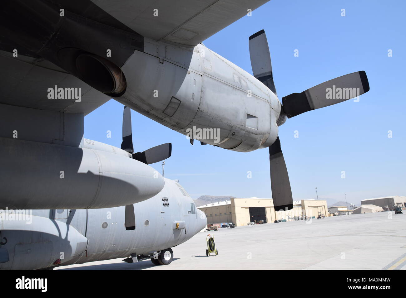 Un Lockheed C-130 Hercules de l'avion Afghan Air Force assis sur le tarmac de l'aéroport militaire de Kaboul. Banque D'Images