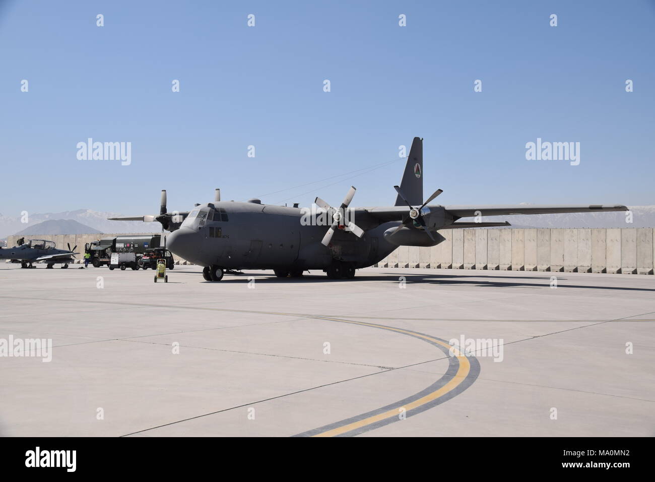 Un Lockheed C-130 Hercules de l'avion Afghan Air Force assis sur le tarmac de l'aéroport militaire de Kaboul. Banque D'Images
