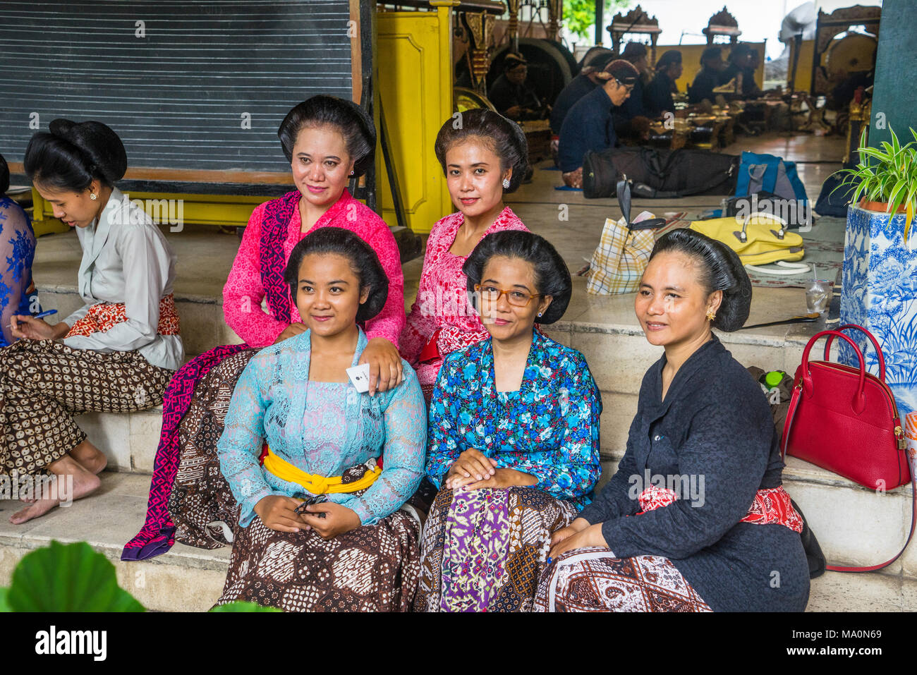 Les danseurs de la Cour après un spectacle culturel au Kraton Ngayogyakarta Hadiningrat, le palais de la sultanat de Yogyakarta, Java central, Indon Banque D'Images