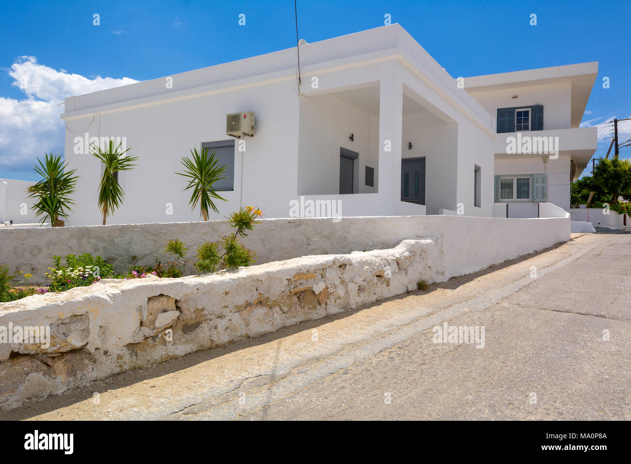 MILOS, GRÈCE - 18 mai 2017 : Maison traditionnelle grecque à Pollonia village. Île de Milos, en Grèce. Banque D'Images