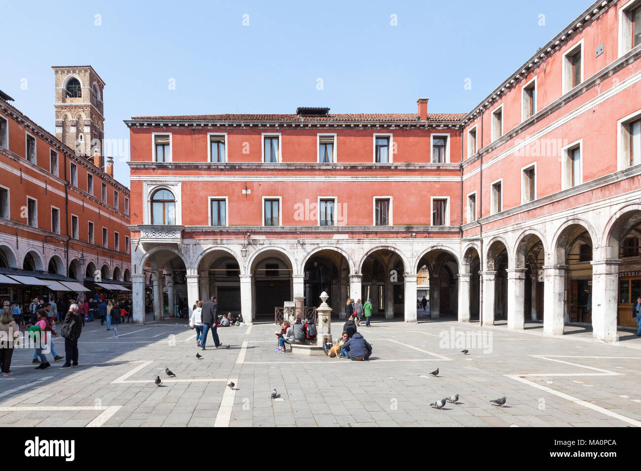 Campo San Giacomo di Rialto, Rialto, San Polo, Venise, Vénétie, Italie avec la statue de Il Gobbo di Rialto à l'arrière et les personnes bénéficiant de l'printemps Banque D'Images