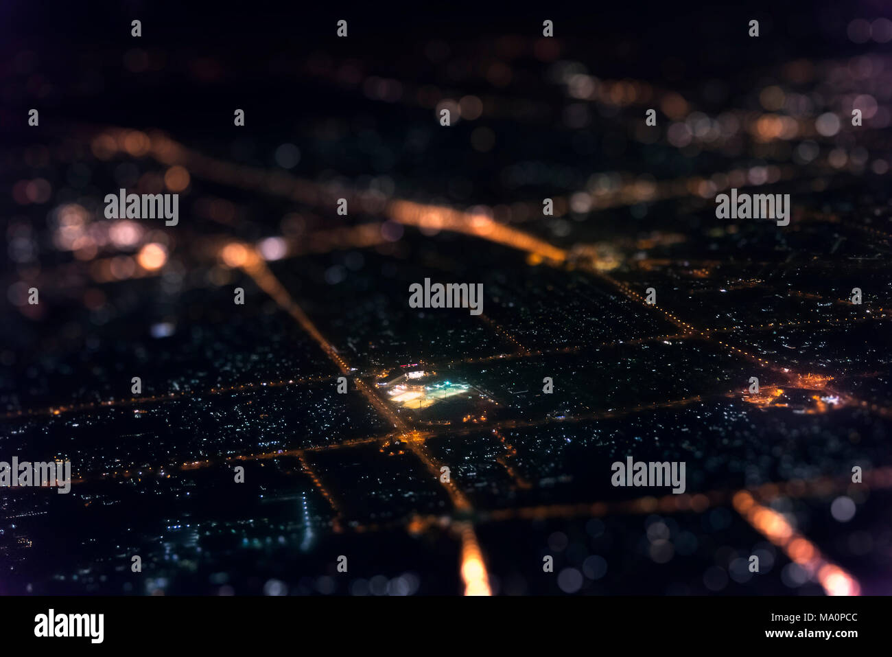 Paysage d'une ville à partir d'un avion de nuit avec Tilt Shift effet. Banque D'Images