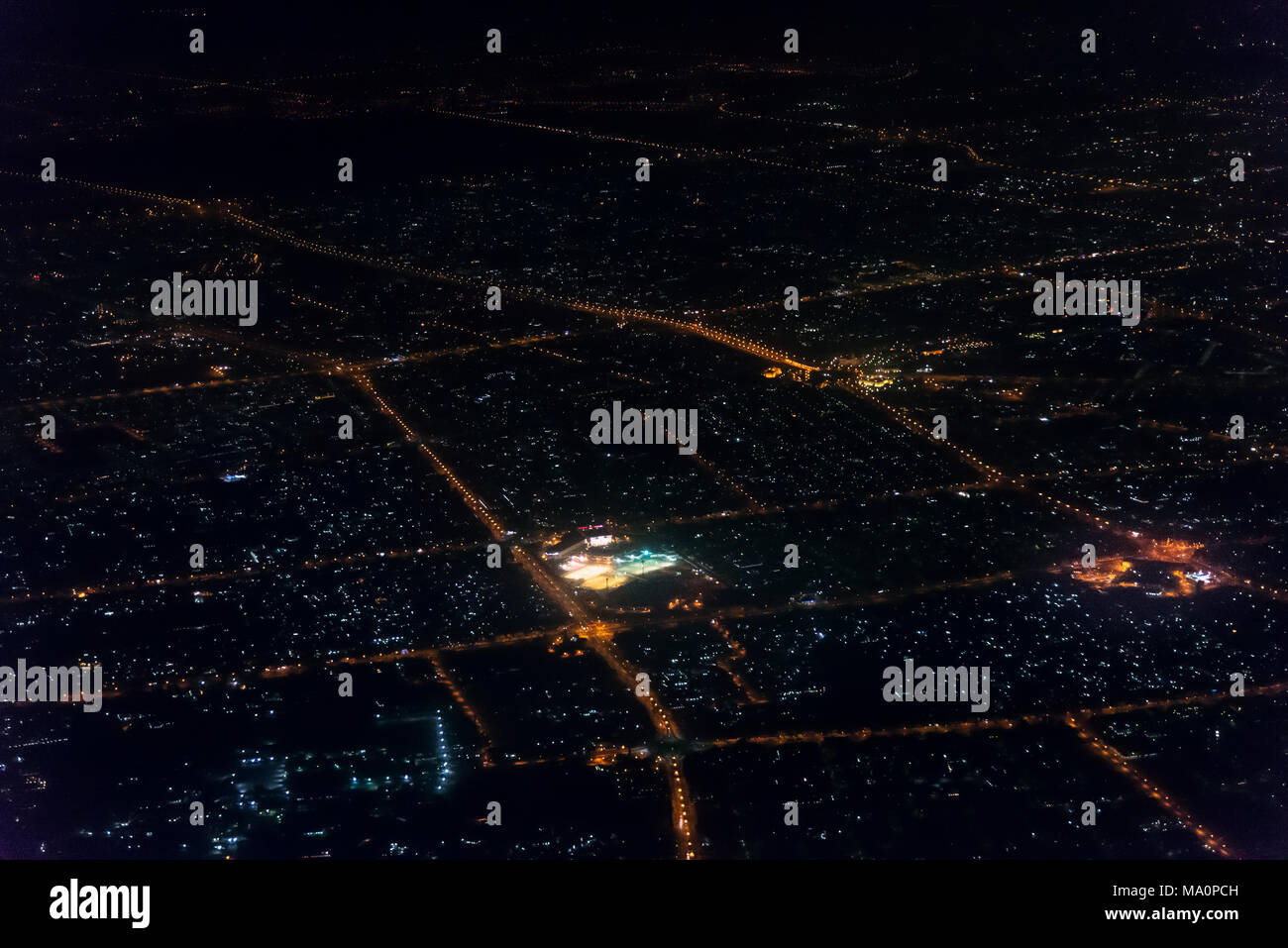 Paysage d'une ville à partir d'un avion dans la nuit. Banque D'Images