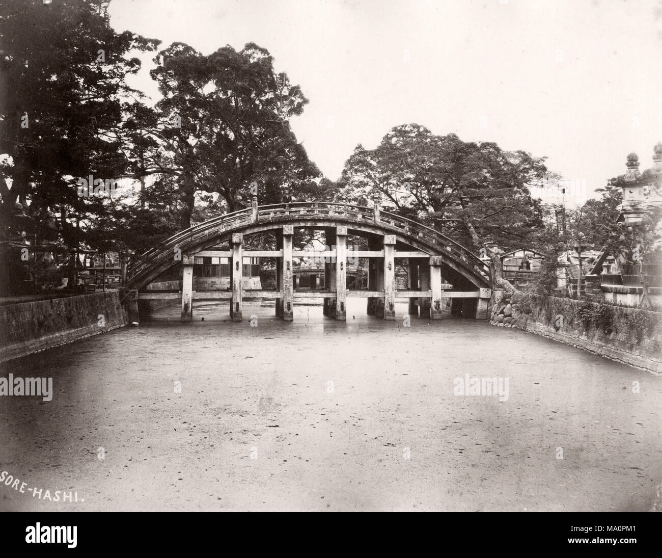 19e siècle vintage photo - pont en bois en arrière de la bosse, Kobe, Japon, von Stillfried studio, 1870 Banque D'Images