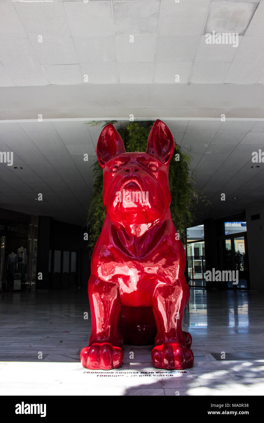 Red Bull-dog. Sculpture d'un bouledogue rouge à Puerto Banus, Marbella, Malaga, Costa del Sol, Espagne. Photo prise - 27 mars 2018. Banque D'Images