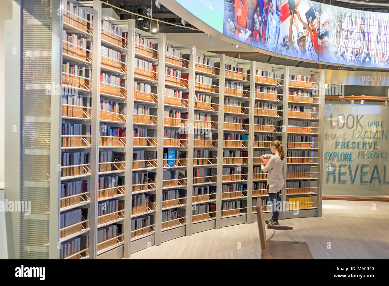 Washington, DC - Le Musée de la Bible comprend une chambre afficher Bibles qui ont été traduits dans des centaines de langues. Banque D'Images