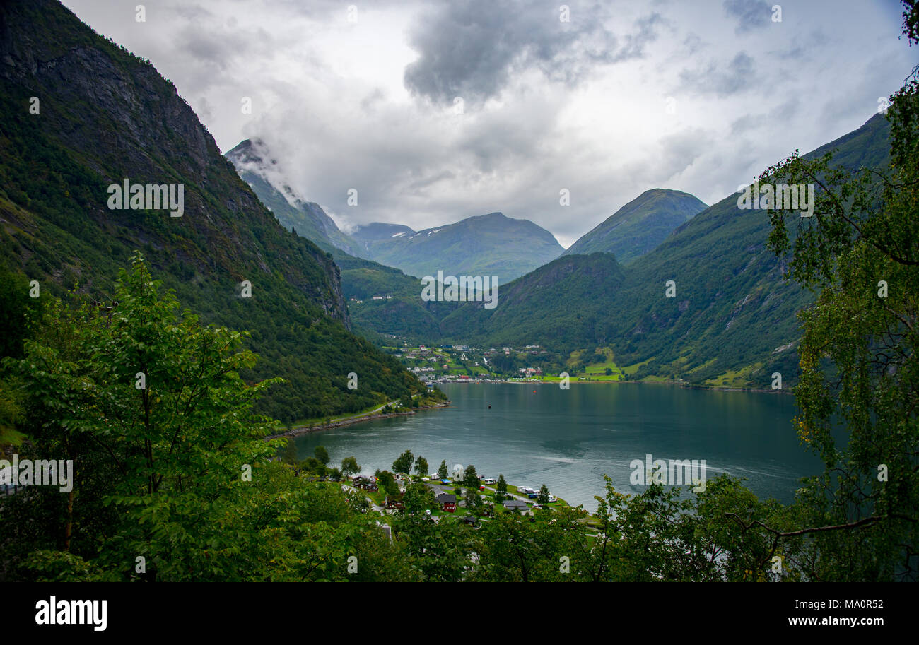 Belle vue de la hauteur du village Geiranger Banque D'Images