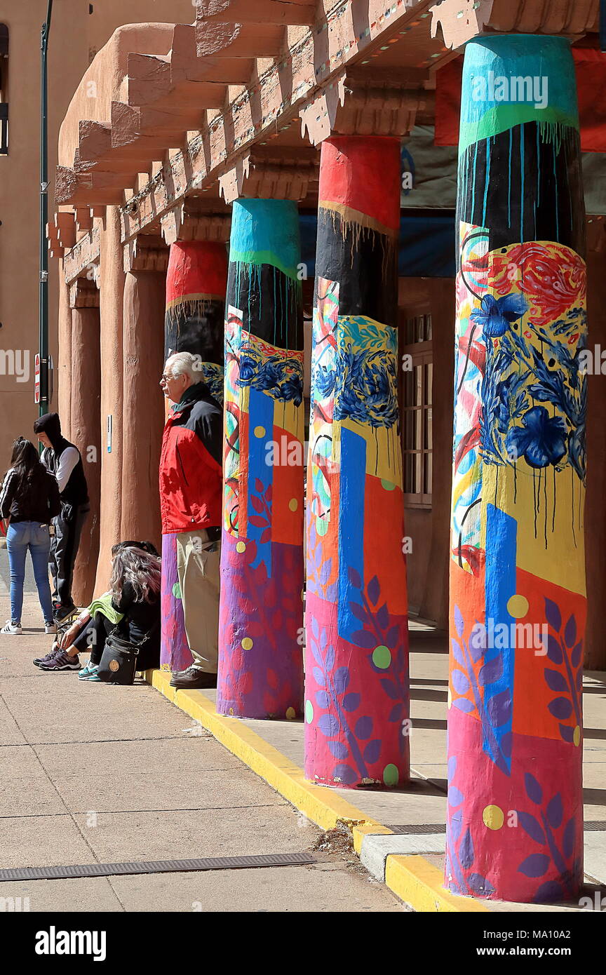 Santa Fe, Nouveau Mexique - Mars 18, 2018 : les colonnes peintes dans le centre-ville de la plaza de Santa Fe au Nouveau Mexique. Banque D'Images