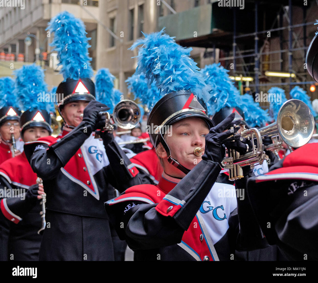 High school Boys & Girls blowing trompettes & marching in Saint Patrick's Day Parade à New York, 2018. Marching Band uniforme, chapeau à plumes bleues. Fil Banque D'Images
