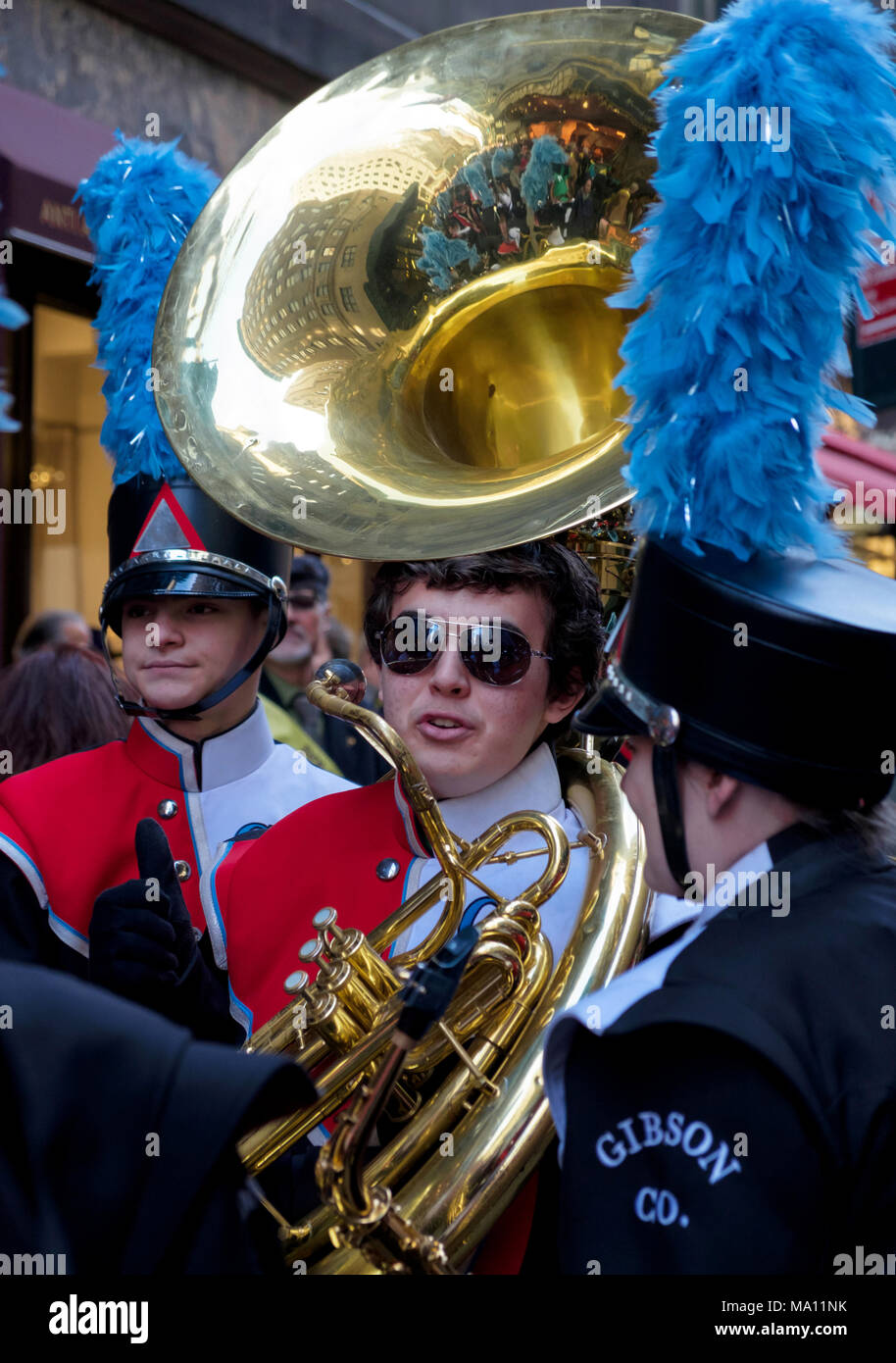 Garçon avec tuba, portant des lunettes de soleil, parler avec d'autres membres de la bande à St Patrick's Day Parade à New York, 2018. Marching Band de l'uniforme. Banque D'Images