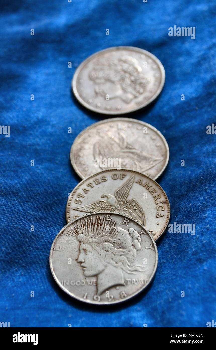 Une variété de faux dollars américains en argent date rare Banque D'Images