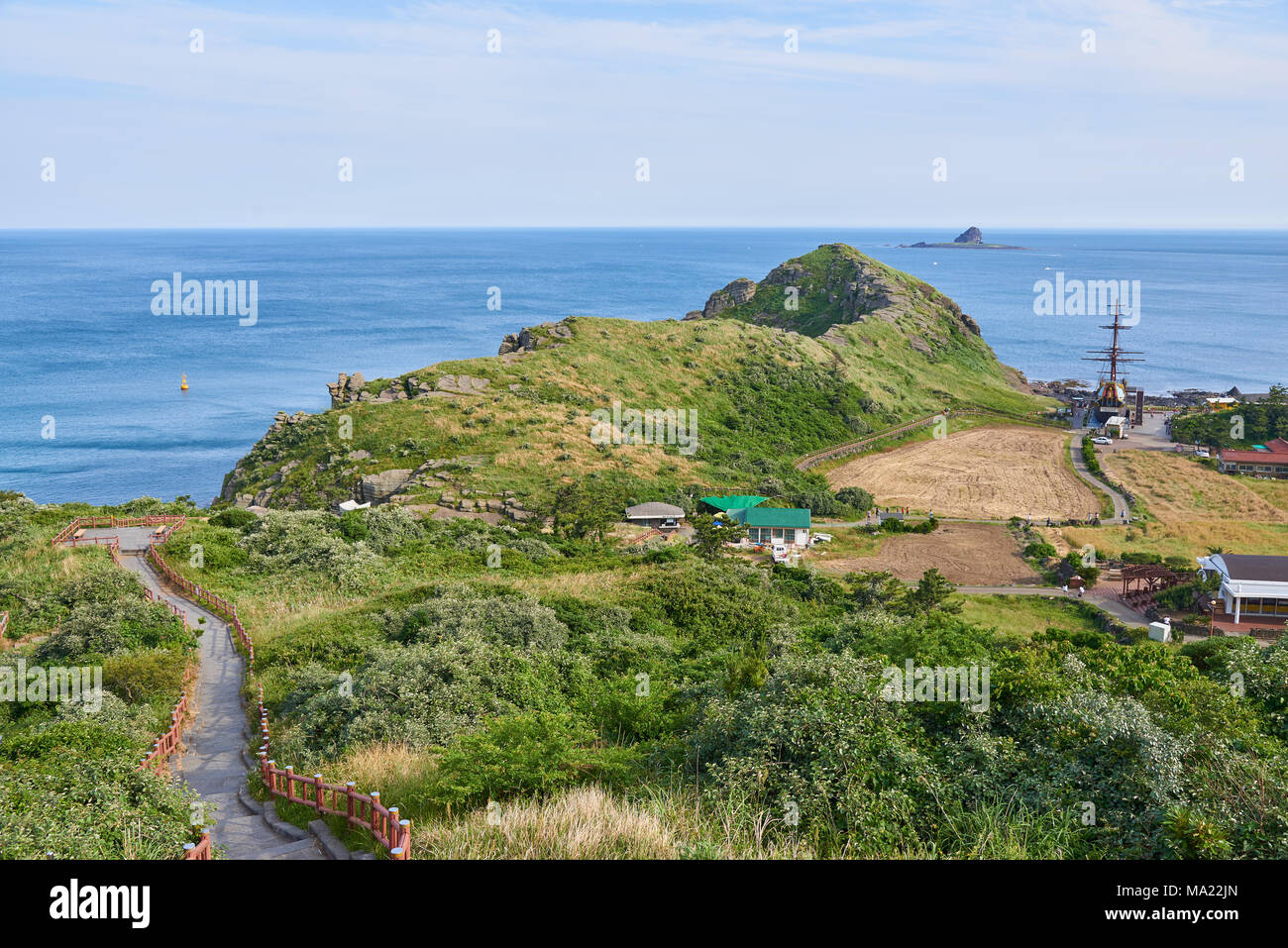 Yongmeori côte. La côte est un lieu où Mt. Sanbangsan s'étend dans la mer. Banque D'Images