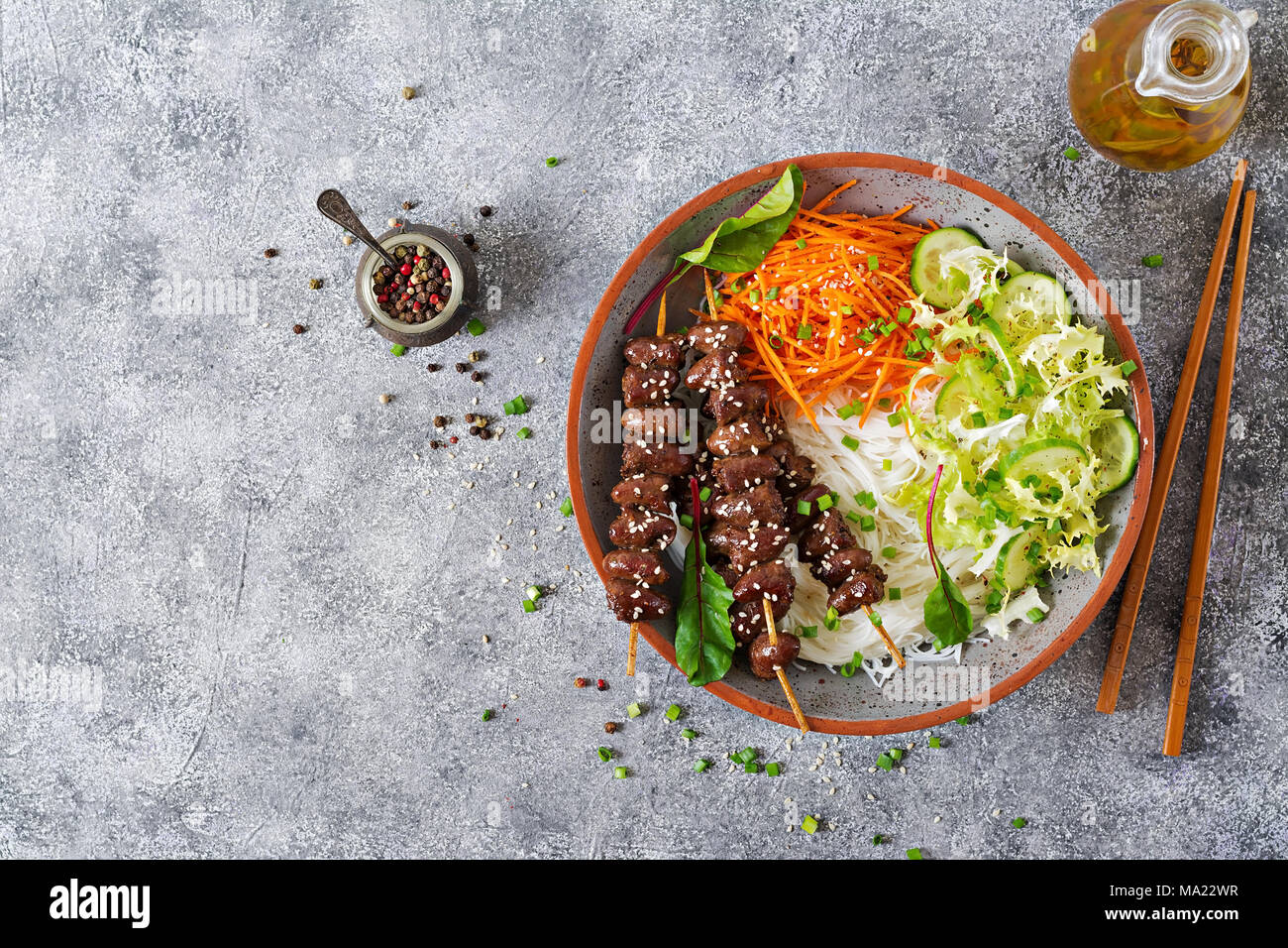 Coeurs de poulet en sauce épicée, nouilles et légumes salade. Alimentation saine. Vue d'en haut Banque D'Images